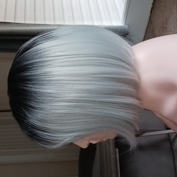 Short silver and black bobbed wig - Picture 2 of 4